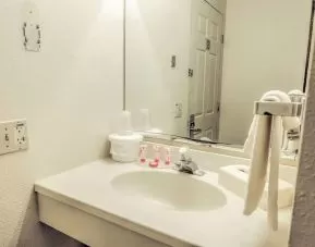Private bathroom with free toiletries at Norwood Inn And Suites Worthington.