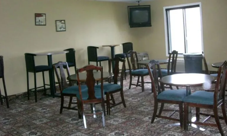Dining area at Norwood Inn Minneapolis Roseville.