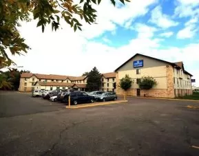 Hotel exterior and parking area at Norwood Inn Minneapolis Roseville.