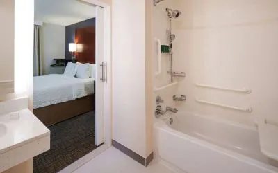 Sonesta ES Suites Nashville Brentwood ensuite bathroom, complete with bath and shower.