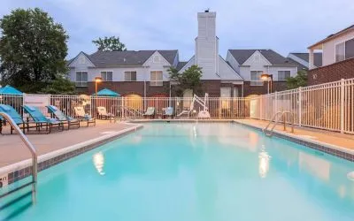 Sonesta ES Suites Cincinnati - Blue Ash’s outdoor pool is equipped with a pool lift and has numerous sun loungers nearby.