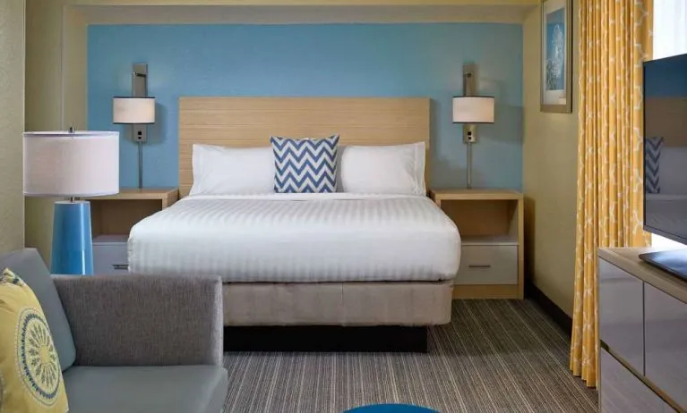 Double bed guest room in Sonesta ES Suites Cincinnati - Blue Ash, including sofa, window, and TV.