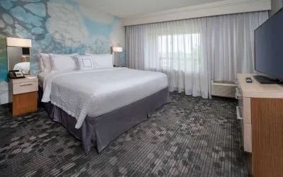 Double bed guest room in Sonesta Select Allentown Bethlehem Airport, featuring window and TV.