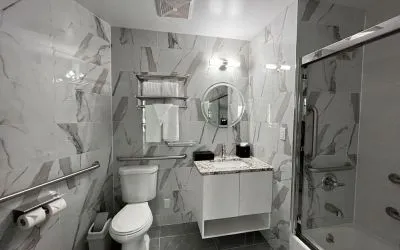 Guest bathroom with shower at Starlight hotel. 