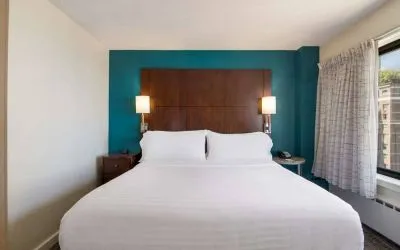 Double bed guest room in Sonesta ES Suites Chicago Downtown Magnificent Mile - Medical, with bedside lamps and window.