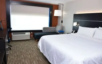 Day room with natural light at Holiday Inn Express & Suites Bensenville - O'Hare.