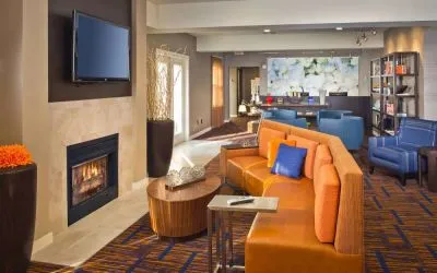The hotel’s lobby lounge features a fireplace and widescreen TV, plus comfortable seating and coffee tables.