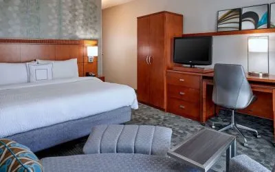 King bed at Sonesta Select Minneapolis Eden Prairie.
