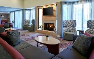 Lobby and lounge at Sonesta Select Minneapolis Eden Prairie.