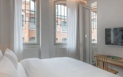 Day use room with TV at Wilmina Hotel.