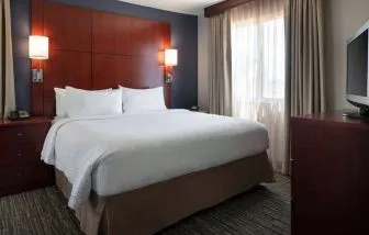 Double bed guest room in Sonesta ES Suites Tempe, including television and a window.