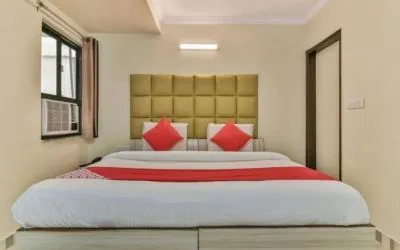 Romantic king room at Hotel Smart Stay. 