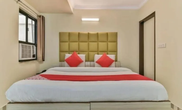 Romantic king room at Hotel Smart Stay. 