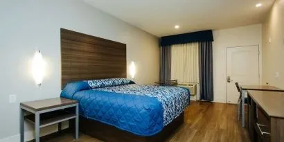 King room with work desk at Palace Inn Blue CityCentre.
