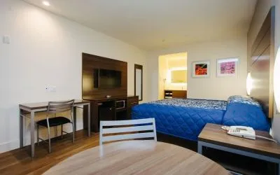 Day use room with TV and work desk at Palace Inn Blue CityCentre.