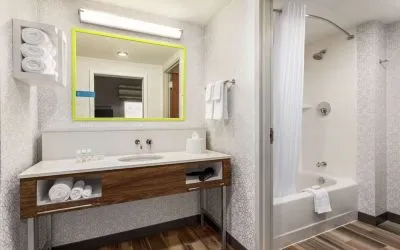 Guest bathroom with shower at Hampton Inn & Suites Miami Kendall. 