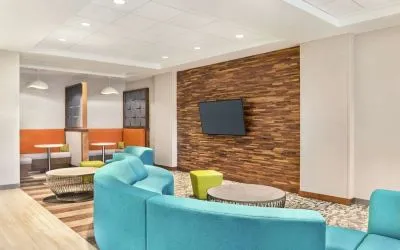 Lobby and coworking space at Hampton Inn & Suites Miami Kendall. 