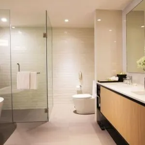 Guest bathroom with bath and shower at Modena By Fraser Bangkok.