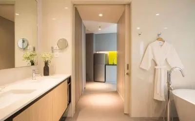 Spacious guet bathroom at Modena By Fraser Bangkok.