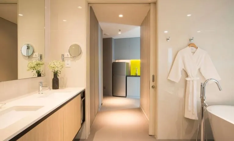 Spacious guet bathroom at Modena By Fraser Bangkok.