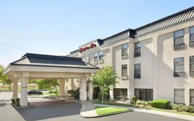 Hotel exterior and parking at Hampton Inn Tracy.