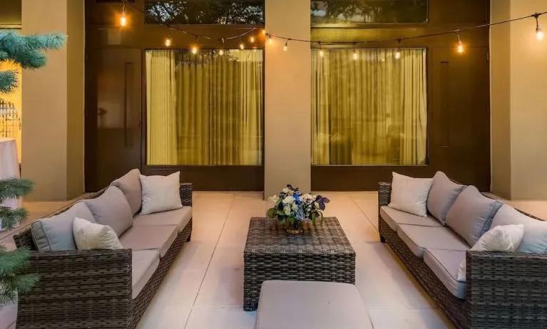 Lounge and coworking space at Sonesta White Plains Downtown.
