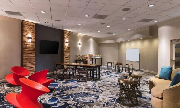 Coworking lounge at Sonesta Nashville Airport.