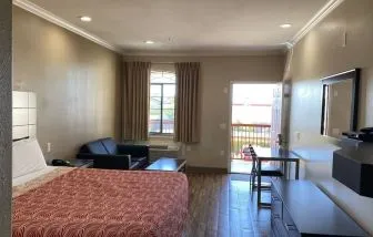 King room at Palace Inn Westheimer.