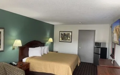 King room with natural light at Loyalty Inn Hawkinsville.