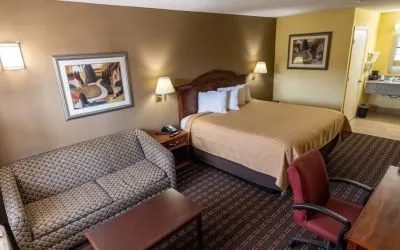 Spacious king room with work station at Loyalty Inn Hawkinsville.
