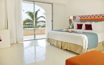 Day use room with natural light at All Ritmo Cancún & Waterpark.