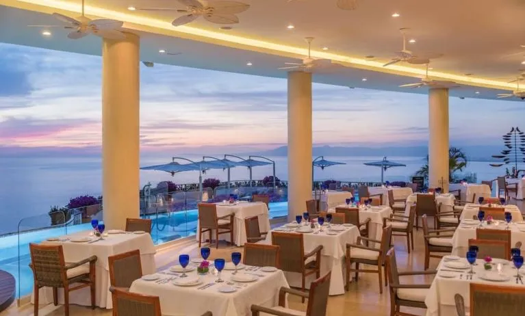 Dining room with sea view at Grand Miramar All Luxury Suites & Residences.