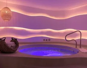 Hot tub at Grand Miramar All Luxury Suites & Residences.