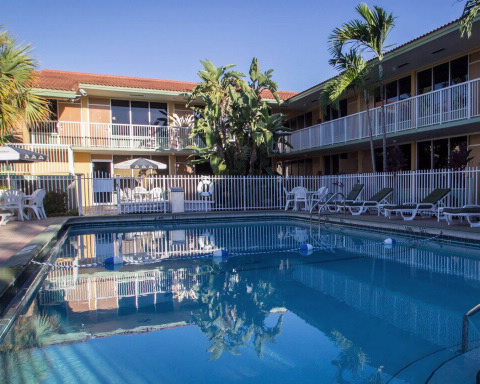 Quality Inn Suites Hollywood Boulevard La Day Rooms Hotelsbyday