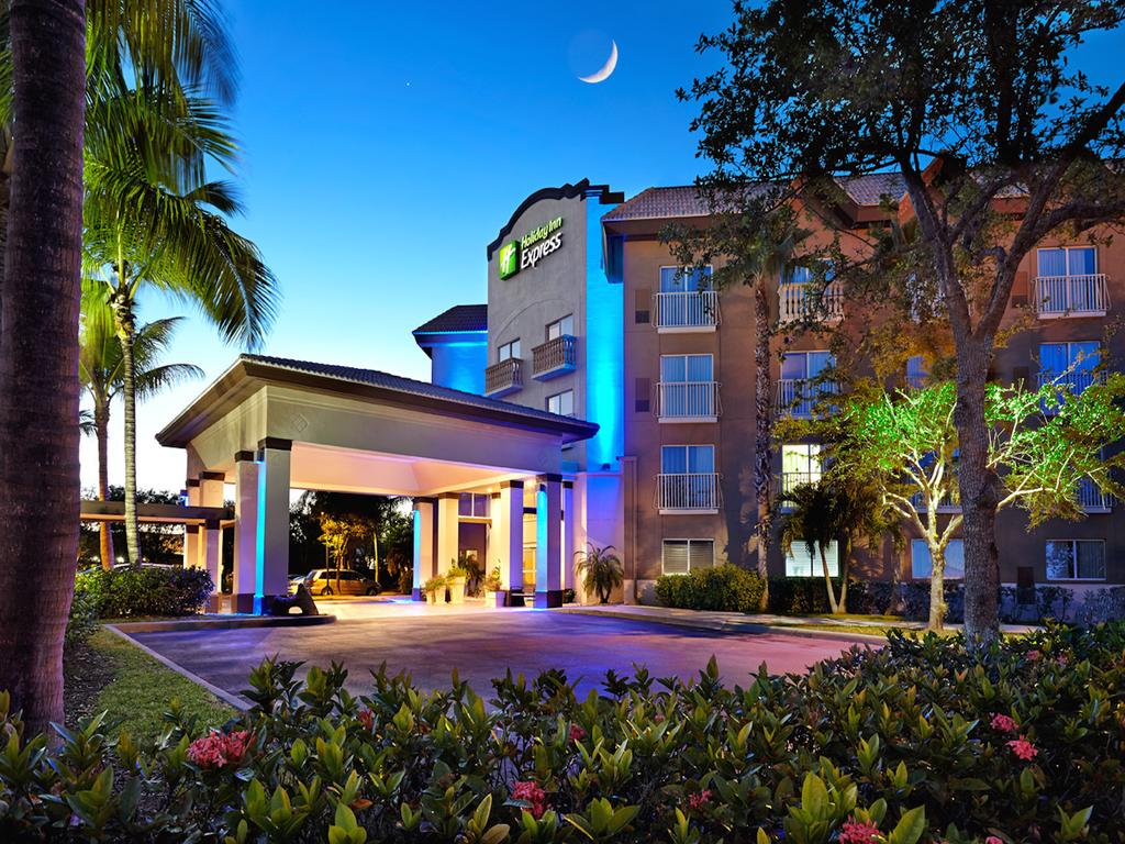 Holiday Inn Express Suites Naples Downtown  Day Rooms HotelsByDay