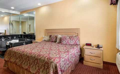 Hotel Rodeway Inn & Suites image