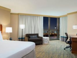 Hotel DoubleTree By Hilton Miami Airport & Convention Center image