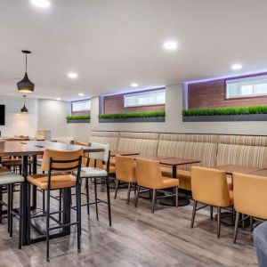 Dining area perfect for coworking at Comfort Inn JFK Airport.