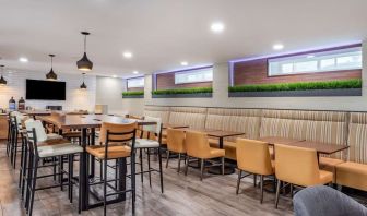 Dining area perfect for coworking at Comfort Inn JFK Airport.
