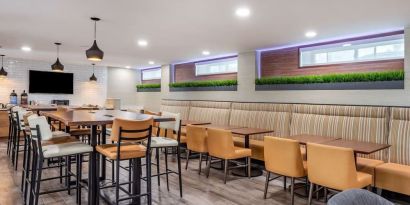 Dining area perfect for coworking at Comfort Inn JFK Airport.