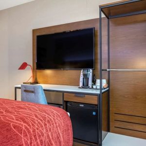 Dayroom amenities include TV, fridge, work desk and coffee machine at Comfort Inn JFK Airport.