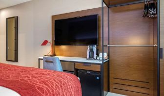 Dayroom amenities include TV, fridge, work desk and coffee machine at Comfort Inn JFK Airport.