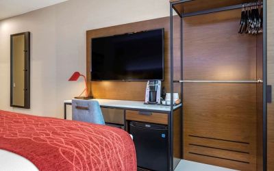Dayroom amenities include TV, fridge, work desk and coffee machine at Comfort Inn JFK Airport.