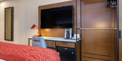 Dayroom amenities include TV, fridge, work desk and coffee machine at Comfort Inn JFK Airport.