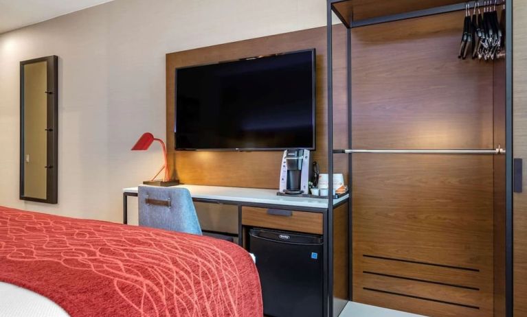 Dayroom amenities include TV, fridge, work desk and coffee machine at Comfort Inn JFK Airport.