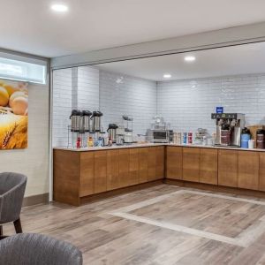 Breakfast area at Comfort Inn JFK Airport.