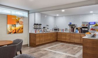 Breakfast area at Comfort Inn JFK Airport.