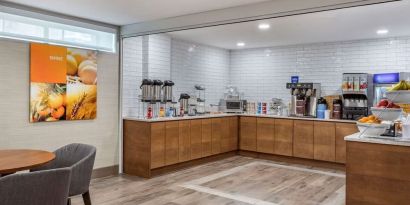 Breakfast area at Comfort Inn JFK Airport.