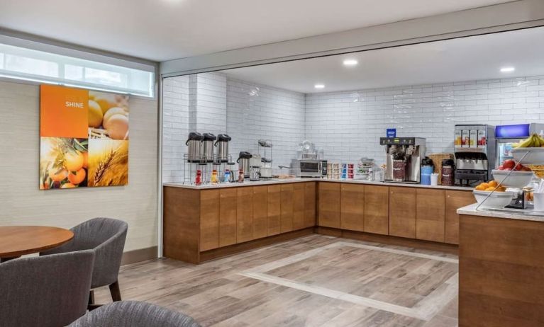 Breakfast area at Comfort Inn JFK Airport.