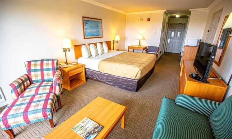 Spacious king room with lounge area at Coratel Inn And Suites By Jasper Ocean Shores.